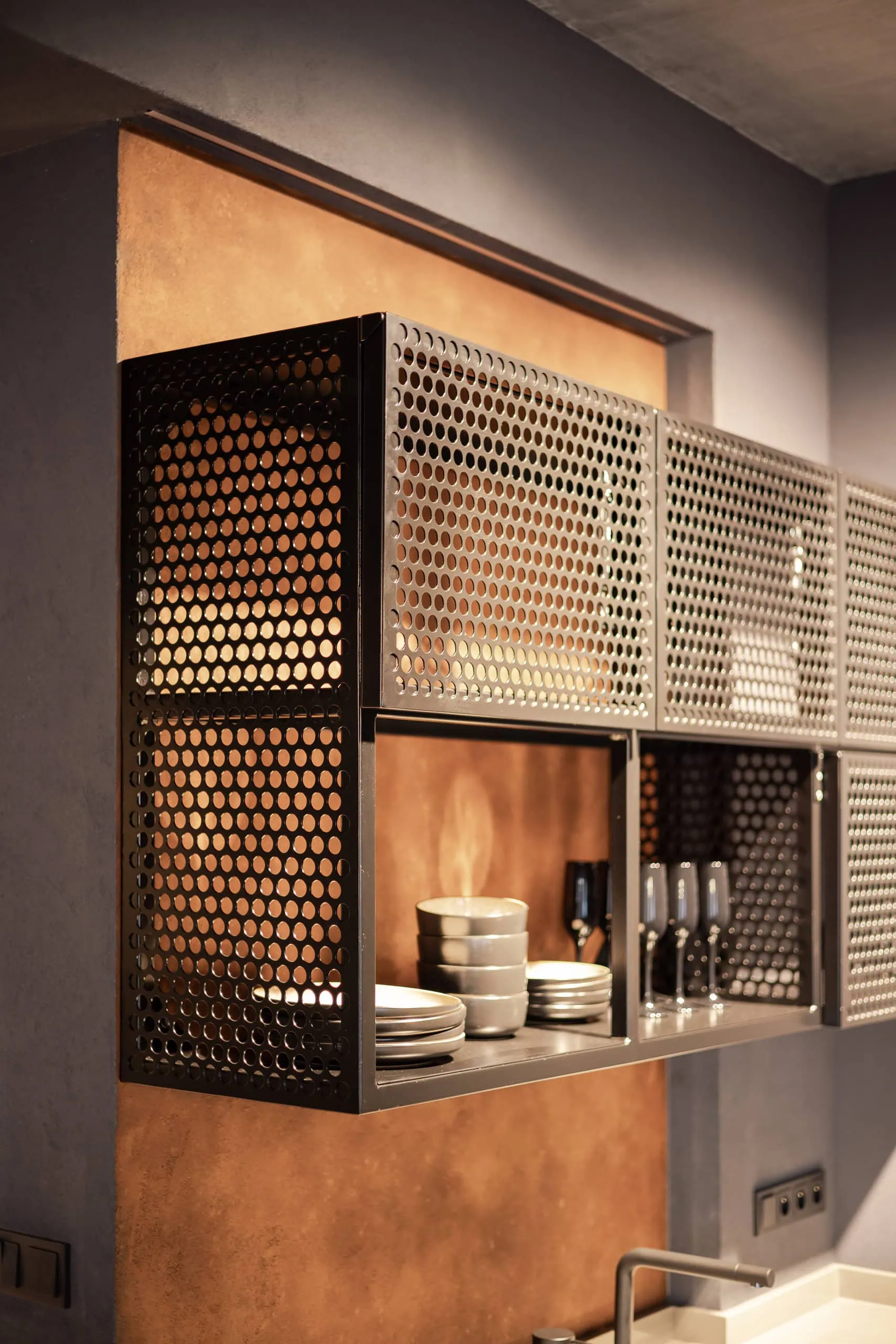 Kovová vrchná skrinka kuchynskej linky