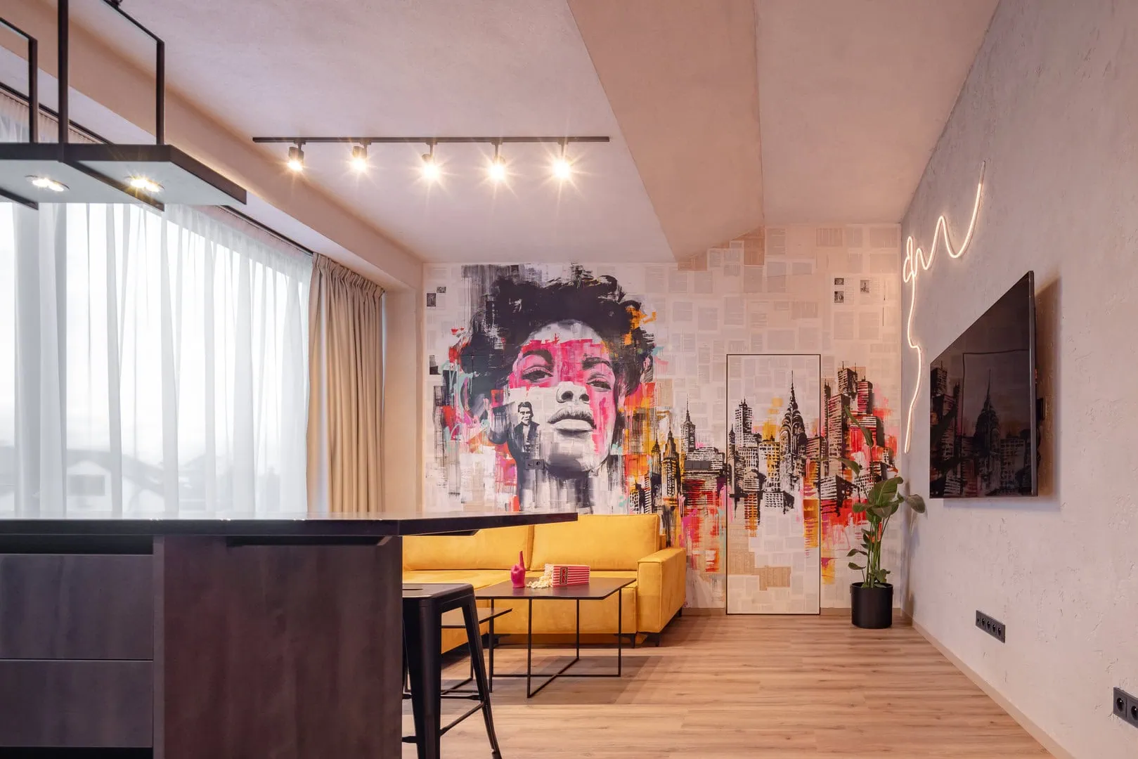 Byt v punkovom štýle. Grafity na stene